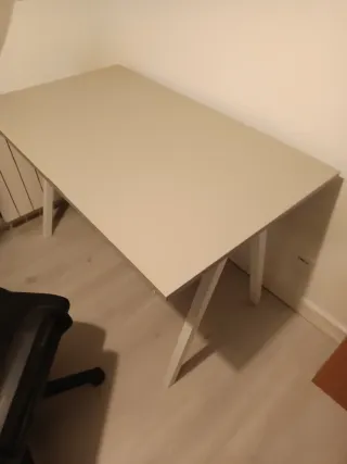 Mesa de comedor beige y blanca