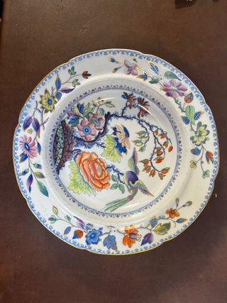 Plato antiguo inglés con pájaro