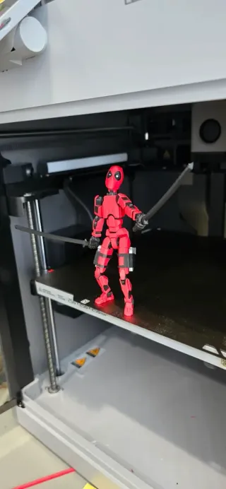 Figura Deadpool articulada con espadas