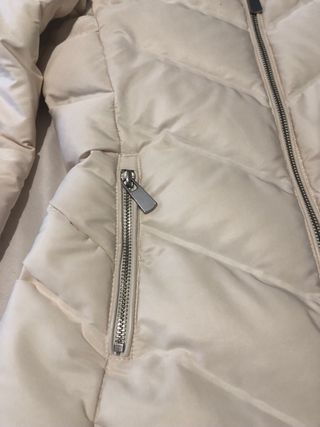 Plumífero Zara Beige con Capucha y Pelo. Talla S.