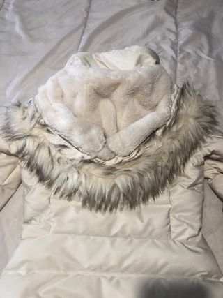 Plumífero Zara Beige con Capucha y Pelo. Talla S.