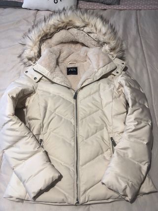 Plumífero Zara Beige con Capucha y Pelo. Talla S.