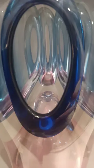 Jarrón de cristal decorativo azul y rosa