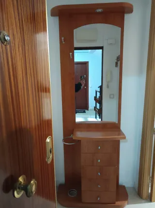 Recibidor de madera con espejo