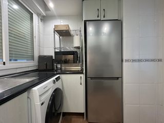 Cocina completa con encimera oscura tipo granito