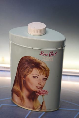 Rose Girl Talcum Powder. Antiguo bote de polvos de talco sin abrir.