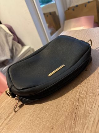 Bolso negro y dorado con cadena