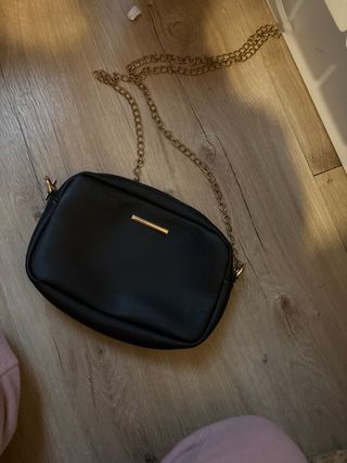 Bolso negro y dorado con cadena