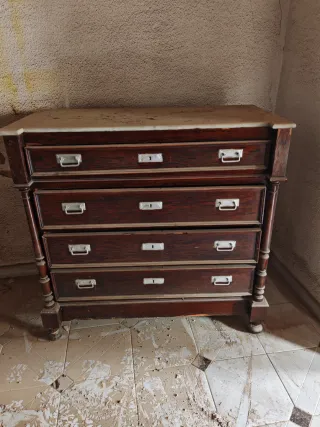 Cómoda antigua de madera y mármol