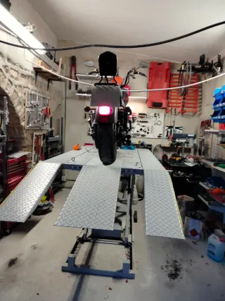 Elevador Motos 1000kg  Electro neumático.