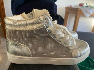 Zapatillas deportivas plateadas