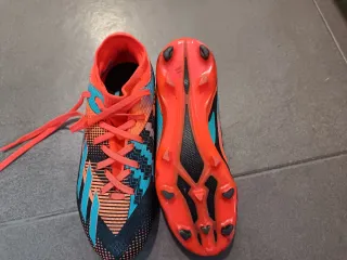 Botas de fútbol Adidas niño negras y naranjas