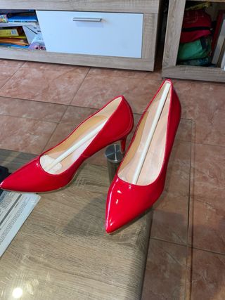 Zapatos de tacón rojos