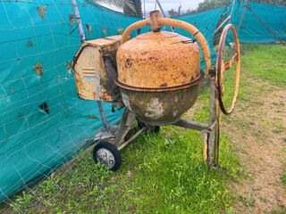 Hormigonera industrial amarilla