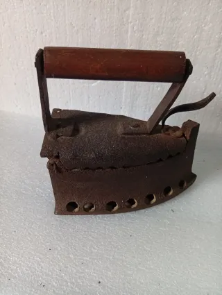 Antico Ferro da stiro a carbone
