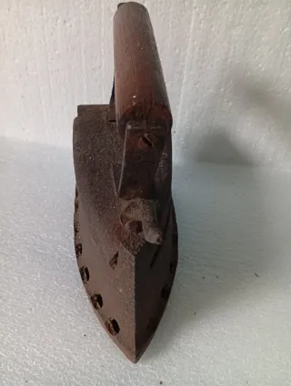 Antico Ferro da stiro a carbone