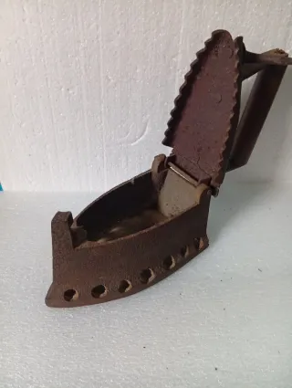 Antico Ferro da stiro a carbone