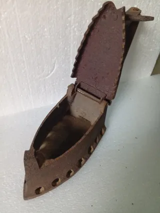 Antico Ferro da stiro a carbone