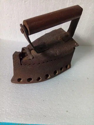 Antico Ferro da stiro a carbone