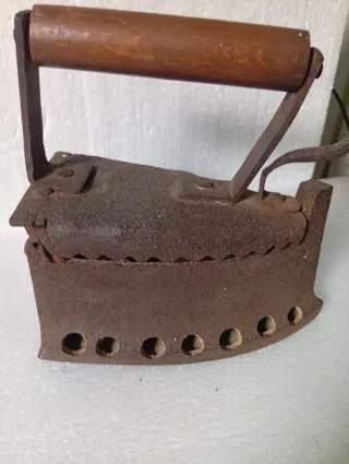 Antico Ferro da stiro a carbone