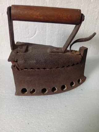 Antico Ferro da stiro a carbone