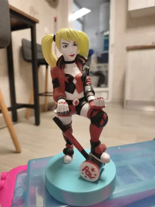 Figura Harley Quinn con Mazo