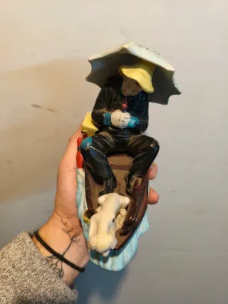 Figura porcelana pescador con paraguas