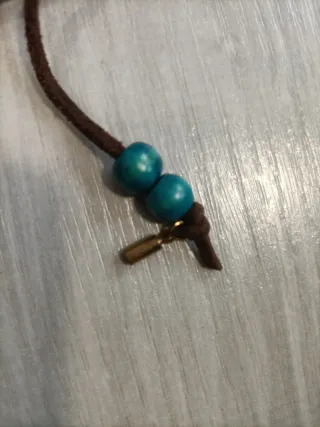 Collar con detalles pavo real y cuentas azules