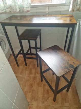 Mesa alta y 2 taburetes cocina