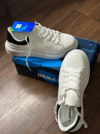 Zapatillas blancas y negras