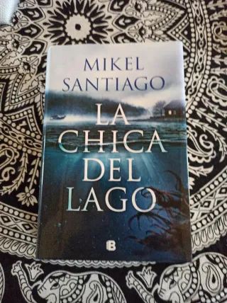 La chica del lago de Mikel Santiago.