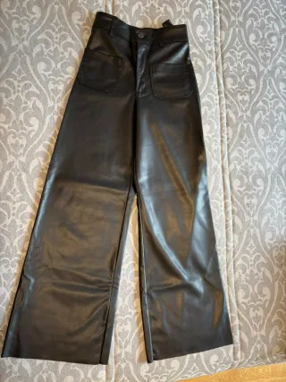 Pantalón cuero sintético negro