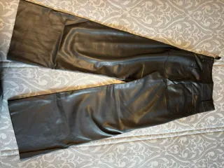 Pantalón cuero sintético negro