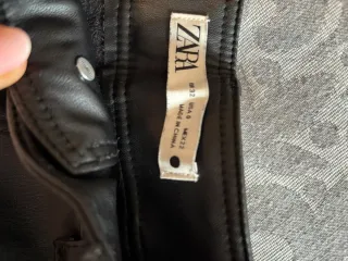 Pantalón cuero sintético negro