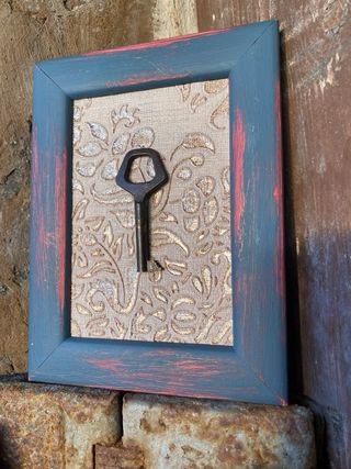 Lote cuadros madera colores con llaves antiguas