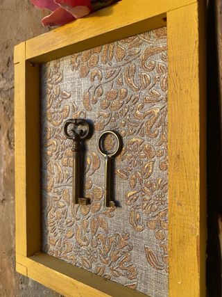 Lote cuadros madera colores con llaves antiguas