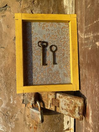 Lote cuadros madera colores con llaves antiguas