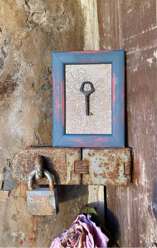 Lote cuadros madera colores con llaves antiguas