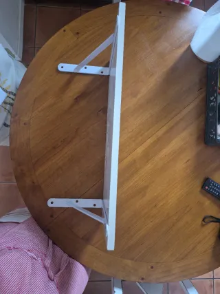 Estantería de pared blanca