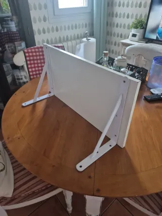 Estantería de pared blanca