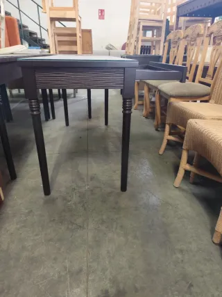 Escritorio negro con cristal y cajón