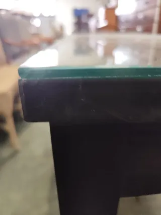 Escritorio negro con cristal y cajón