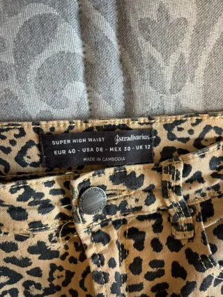 Pantalón pitillo estampado leopardo