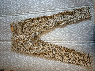 Pantalón pitillo estampado leopardo