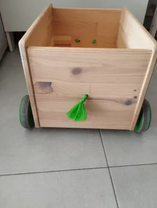 Caja de madera para juguetes con ruedas