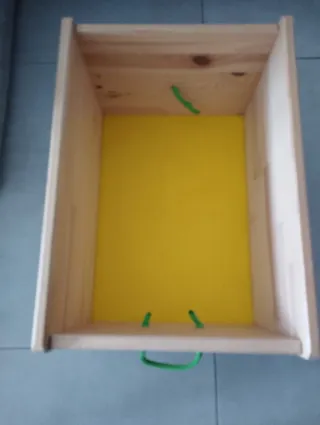 Caja de madera para juguetes con ruedas
