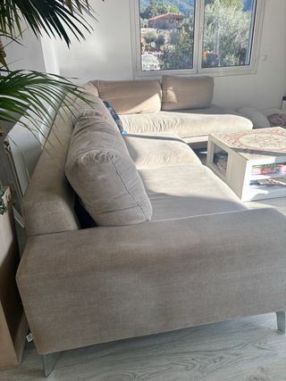 Sofá esquinero beige de tela
