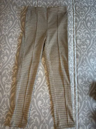 Pantalones de cuadros beige y negro