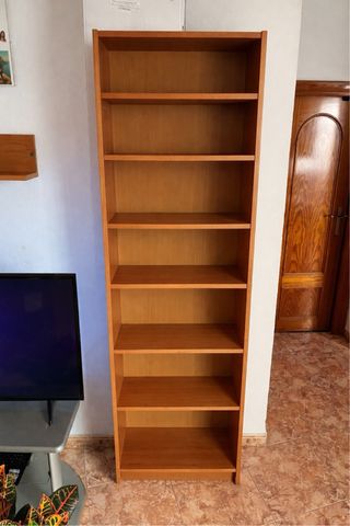 Estantería de madera con baldas