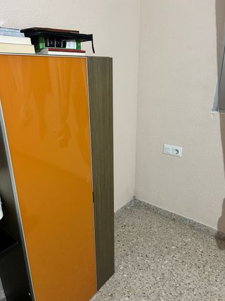 Armario moderno naranja y gris